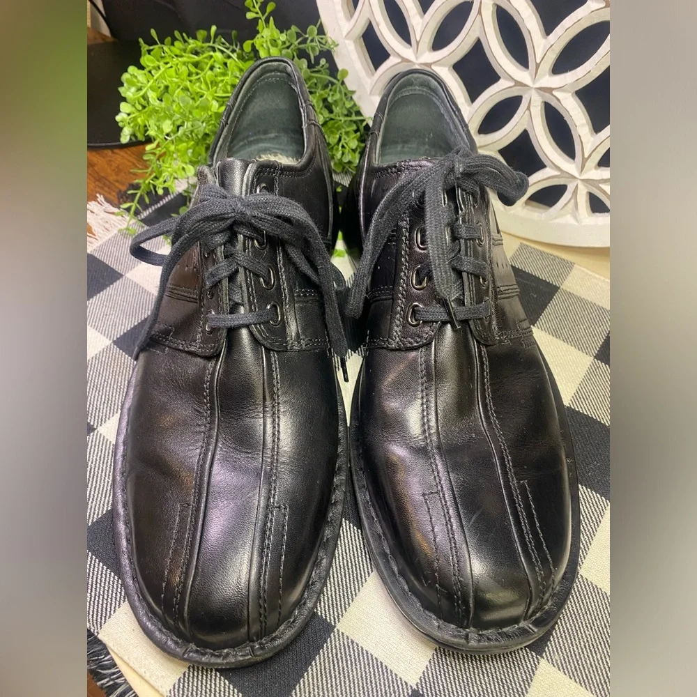 Clarks Black Leather Lace-Up Oxfords